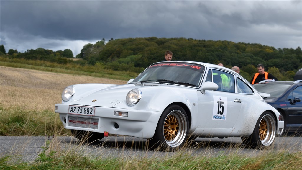 Johnny Andersen fra Horsens, som her holder til start i Nim Hillclimb 2022, deltager igen i 2023 i den hvide Porsche 911 SC fra 1981.
(Foto: Preben Jepsen - rallyinfo.dk)